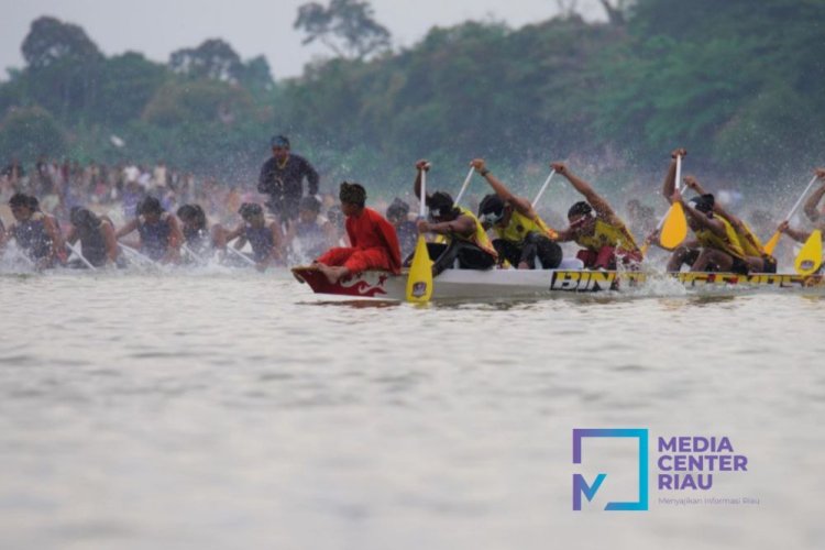 Jalur Bintang Emas Cahaya Intan Kuansing 2023 Juara Festival Pacu Jalur 2025, Dapat Sepasang Kerbau dari Wapres RI