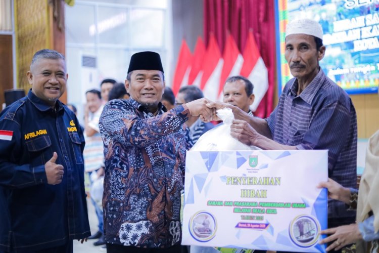 Wakil Wali Kota Sugiyarto Serahkan Hibah kepada 8 Kelompok Pembudidaya Ikan dan Nelayan di Dumai