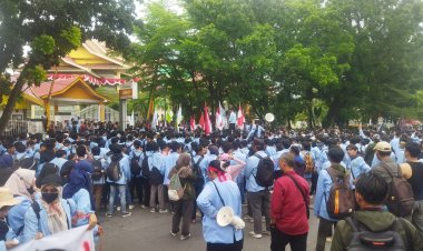 Massa Sudah Menyemut di Gerbang Kantor DPRD Riau
