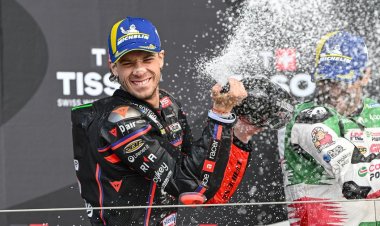 Drama Balapan Race MotoGP Inggris 2025, Oli Tumpah di Lintasan Race Diulang dan Marco Bezzecchi Jawara