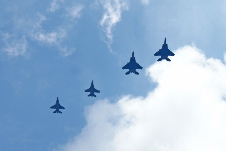 F-16 Fighting Falcon TNI AU dan F-15 Strike Eagle USAF Menjelajah Langit Riau, Latma Cope West 2025