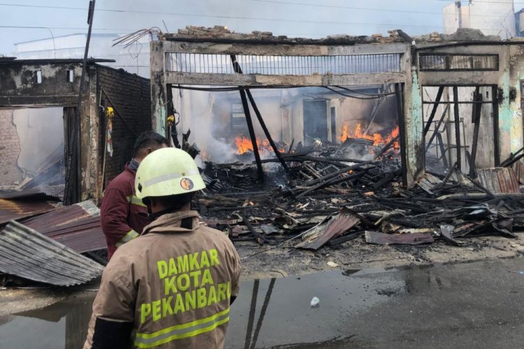 Satu Unit Rumah dan Enam Kios Hangus Terbakar di Jalan Pepaya Pekanbaru, Kerugian Materi Ratusan Juta Rupiah