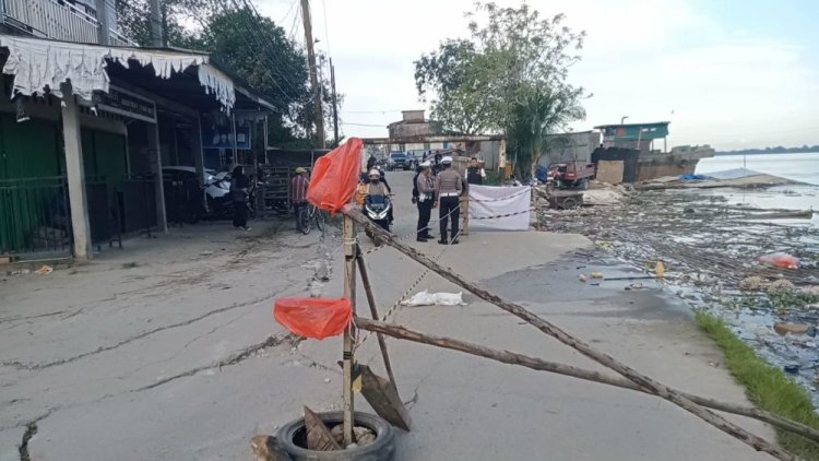 Badan Jalan Griya Parit Tujuh Inhil Retak-retak, Satlantas Tutup Total untuk Kendaraan Besar dan Roda Empat 