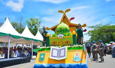 Kafilah Riau Tampilkan Miniatur Pacu Jalur Saat Pawai Ta’aruf STQH Nasional XXVIII Tahun 2025 di Kendari