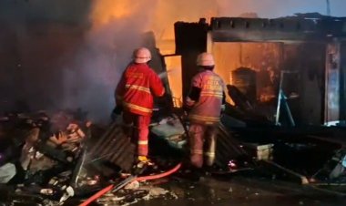 3 Unit Ruko dan 1 Rumah Terbakar di Jalan Cipta Karya Pekanbaru, Diduga Dipicu Korsleting