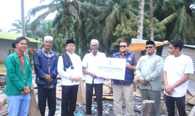 Kunjungi Korban Kebakaran Rumah di Desa Ulak Patian Kepenuhan, Wabup Rohul Syafaruddin Poti Antarkan Bantuan