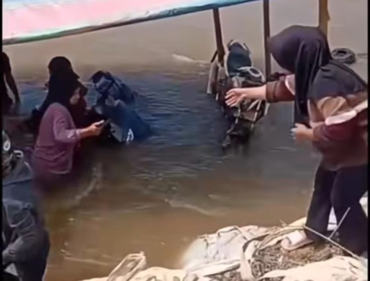 Angkut 18 Orang Penumpang dan 9 Sepeda Motor, Rakit Penyeberangan di Sungai Rokan Tenggelam