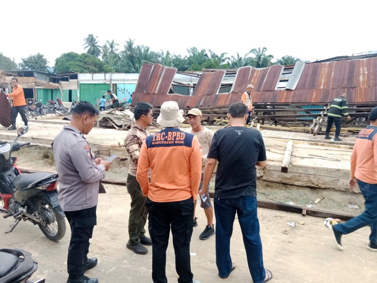 Angin Puting Beliung Hantam Kios Pasar Rakyat Kampung Sialang Sakti, Bupati Siak Minta BPBD Evakuasi