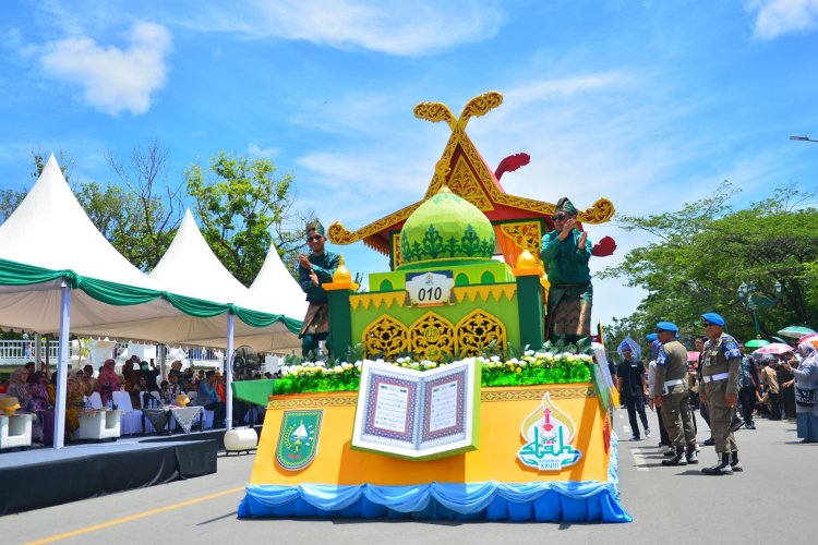 Kafilah Riau Tampilkan Miniatur Pacu Jalur Saat Pawai Ta’aruf STQH Nasional XXVIII Tahun 2025 di Kendari