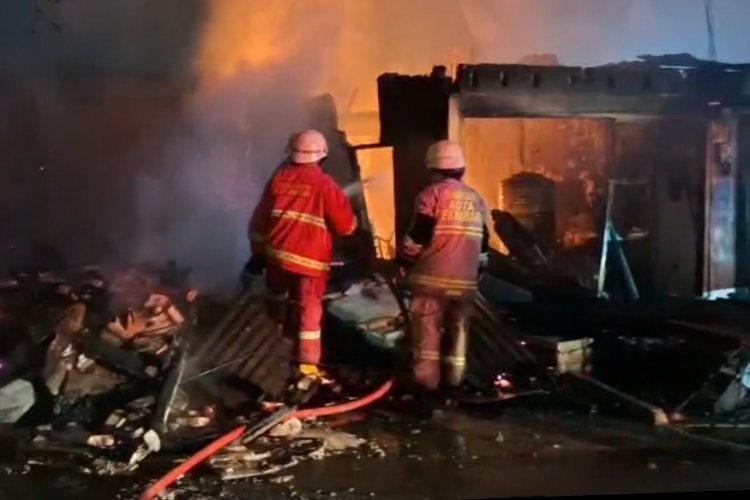 3 Unit Ruko dan 1 Rumah Terbakar di Jalan Cipta Karya Pekanbaru, Diduga Dipicu Korsleting