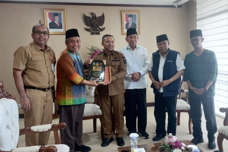Lembaga Adat Melayu Riau Serahkan Naskah Akademik Daerah Istimewa Riau Kepada Gubri Abdul Wahid