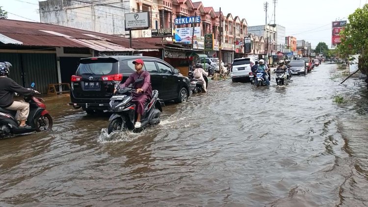 Bangunan yang Tutup Drainase di Jalan Paus Pekanbaru Bakal Dibongkar, Sedimentasi di Parit tak Bisa Dibersihkan