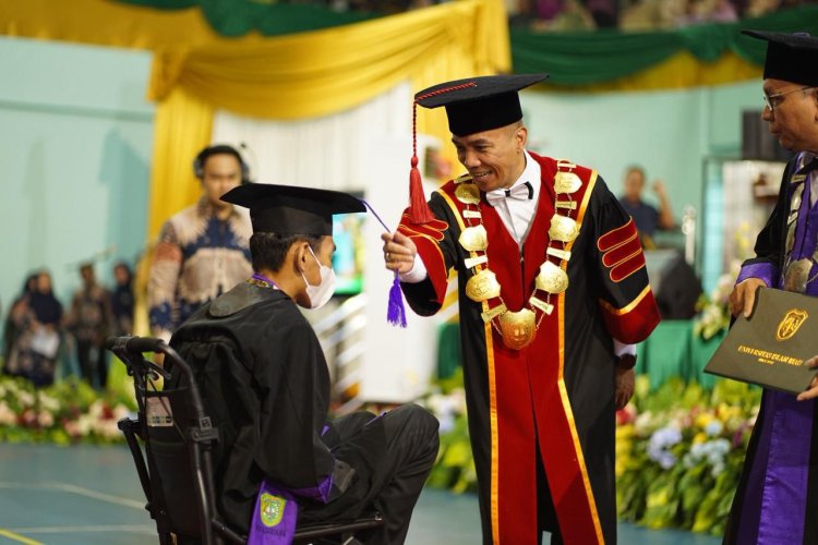 UIR Wisuda 2.563 Mahasiswa Periode III Tahun 2025