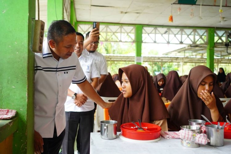 Pemprov Riau Bentuk Satgas Percepatan MBG, Gubri Abdul Wahid: Cek Rutin Dapur SPPG dan Sekolah Setiap Minggu