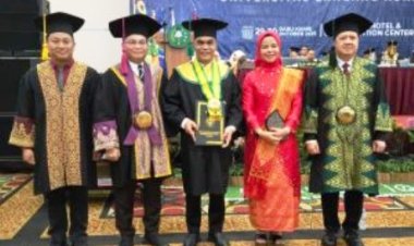 Resmi Sandang Gelar Sarjana Hukum, Ketua DPRD Provinsi Riau Kaderismanto: Alhamdulillah, Ini Bukan Akhir dari Perjalanan