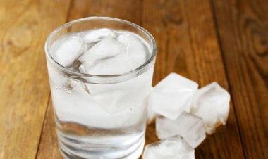 Minum Air Hangat Vs Air Dingin, Mana yang Lebih Baik untuk Pencernaan di Pagi Hari?