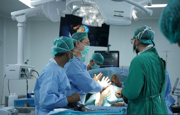 RS Awal Bros Group Berhasil Lakukan Operasi Robotik Ortopedi Pertama di Sumatera