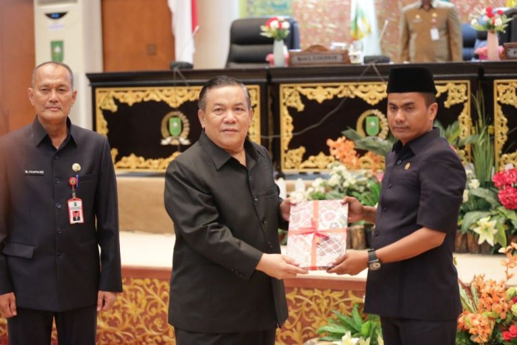 Wagubri SF Hariyanto Terima Rekomendasi LKPJ 2024 dari DPRD Riau, Pemprov Siap Tindak Lanjuti
