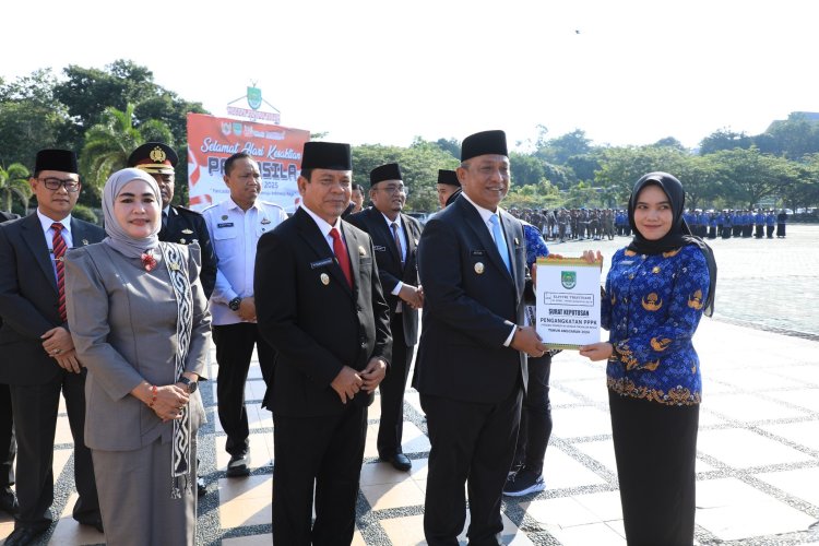 Bupati Rohul Serahkan SK PPPK Tahap II Tahun Anggaran 2024 di Moment Hari Kesaktian Pancasila