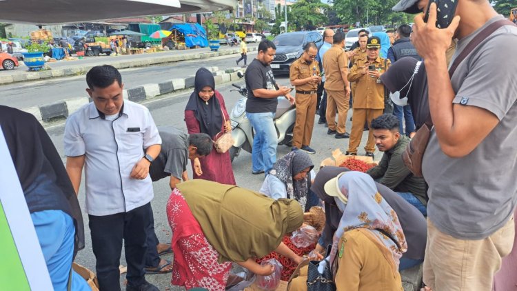 Stabilkan Harga Kebutuhan Pokok, Pemprov Riau Distribusikan Satu Ton Cabai Merah di Lima Pasar