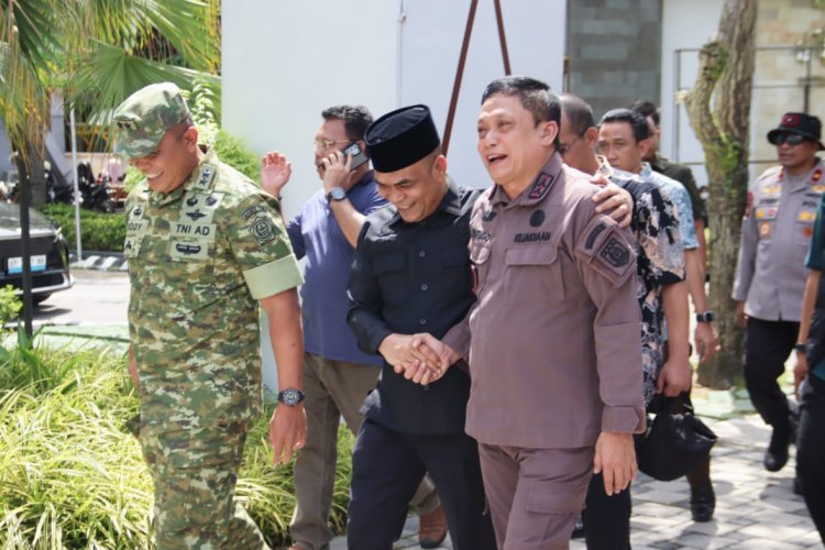 Ketua DPRD Riau Kaderismanto Dampingi Kajati Temui Masa Aksi TNTN