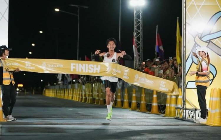Robi Syianturi Atlet Lari Indonesia Lelang Sepatu Lari Untuk Pembangunan Masjid di Aceh Tamiang, Dibeli Raffi Ahmad Rp150 Juta
