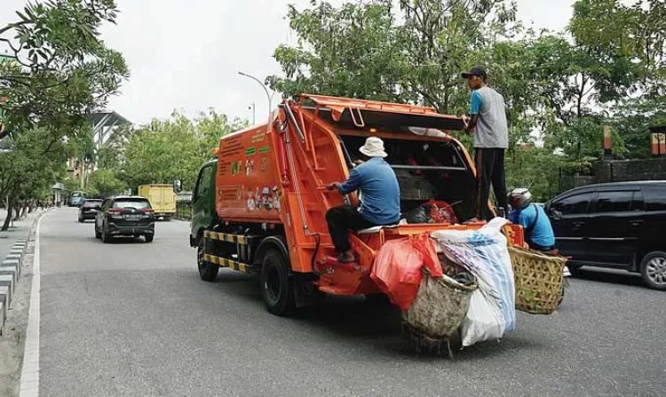 Pengangkutan Sampah di 32 Ruas Jalan Protokol dan Badan Usaha Tanggung Jawab DLHK Pekanbaru