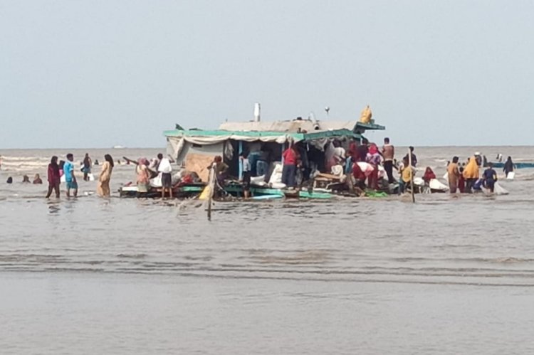KLM Prima Setia Bermuatan Bahan Pokok dan Barang Kelontong Karam di Perairan Desa Sepahat Bengkalis, 7 Awak Kapal Selamat