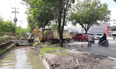 900 Kilometer Drainase di Pekanbaru Akan Dinormalisasi Tahun Ini, Wako Agung Nugroho: Bersihkan juga Sedimen di Parit