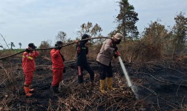 Desa Sukarjo Mesim Rupat Dilanda Karhutla, TNI-Polri dan Tim Gabungan Berjibaku Padamkan Api di Lahan Gambut