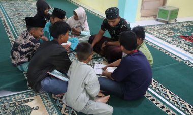 Satgas TMMD ke-127 Tahun 2026 Kodim 0301/Pekanbaru Ajari Anak-anak di Kelurahan Tuah Negeri Mengaji