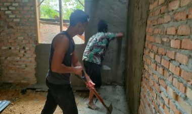 Satgas TMMD ke-127 Kodim 0301/Pekanbaru Gesa Pembangunan Rumah Anismar di Kelurahan Tuah Negeri, Progres 69 Persen