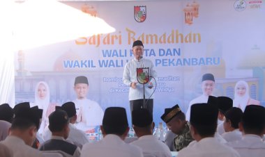 Serahkan Bantuan Pembangunan Masjid Al Ikram Rp100 juta hingga Kursi Roda, Wako dan Wawako Pekanbaru Safari Ramadan ke Kecamatan Binawidya