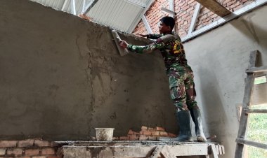 Satgas TMMD ke-127 Kodim 0301/Pekanbaru Fokus Plester Dinding Dalam, Progres Pembangunan Rumah Sarianis Sudah 74 Persen