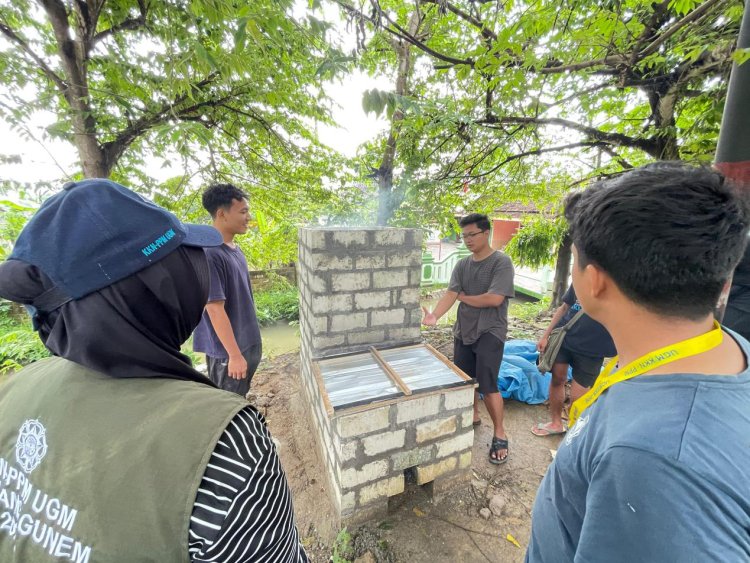 Mitigasi Sampah Sumber Bencana, KKN Gumilang Gunem Bangun Insinerator Pembakar Sampah Minim Polusi Asap