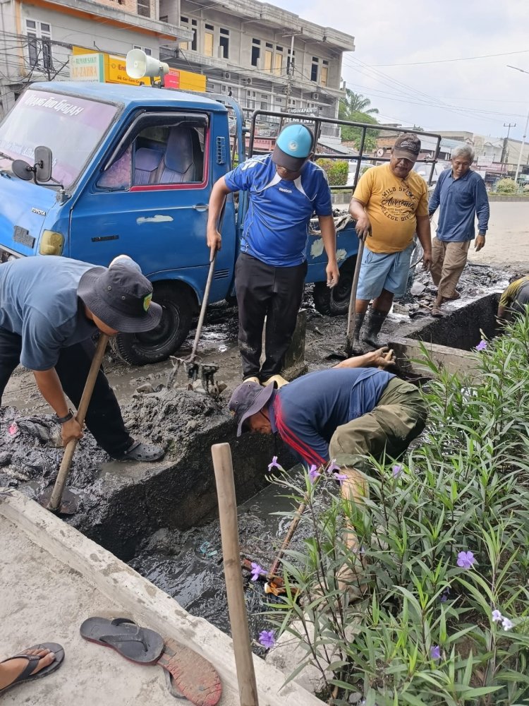 Pengurus dan Jama’ah Masjid Darul Iman Ujungbatu Gotong Royong Sambut Bulan Suci Ramadhan