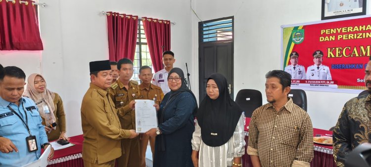 Wabup Rohul Hadiri Penyerahan Sertifikat Halal dan Perizinan Berusaha UMKM Tandun