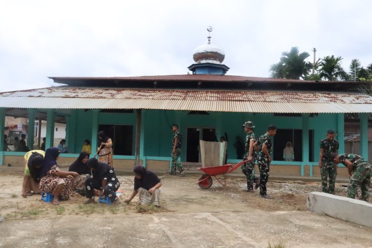 Ramadhan Penuh Makna, Satgas TMMD ke-127 Kodim 0301/Pekanbaru Bersihkan Halaman Masjid Nurul Ikhlas