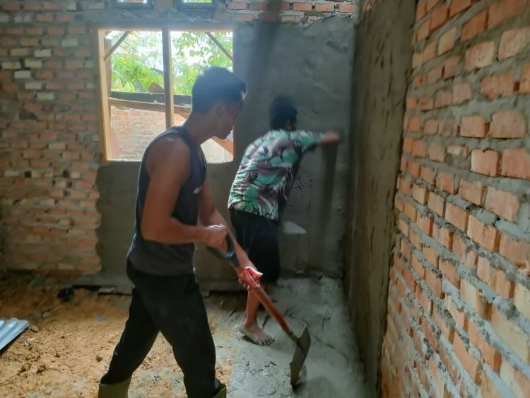 Satgas TMMD ke-127 Kodim 0301/Pekanbaru Gesa Pembangunan Rumah Anismar di Kelurahan Tuah Negeri, Progres 69 Persen