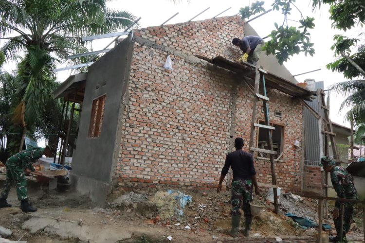 Momentum Ramadhan Jadi Penguat Semangat, Satgas TMMD ke-127 Kodim 0301/Pekanbaru Percepat Pembangunan Rumah Yudarfis