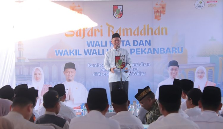 Serahkan Bantuan Pembangunan Masjid Al Ikram Rp100 juta hingga Kursi Roda, Wako dan Wawako Pekanbaru Safari Ramadan ke Kecamatan Binawidya