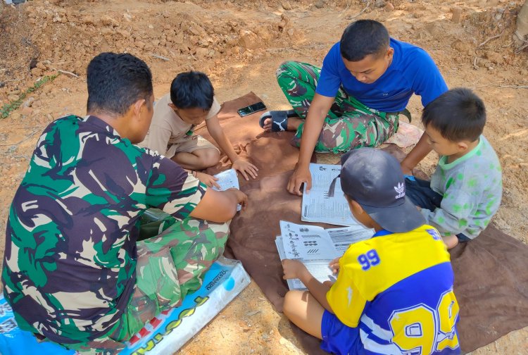 Satgas TMMD ke-127 Kodim 0301/Pekanbaru Dampingi Anak-anak di Kelurahan Tuah Negeri Belajar, Manfaatkan Waktu Istirahat