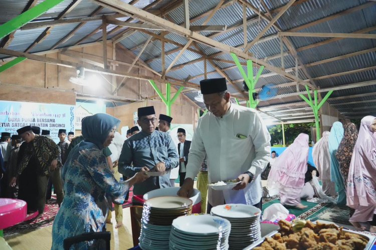 Bukber di Ponpes Miftahul Khairiyah, Sekda Kuansing Ajak Pesantren Berdayakan Ekonomi Lokal Lewat Program MBG