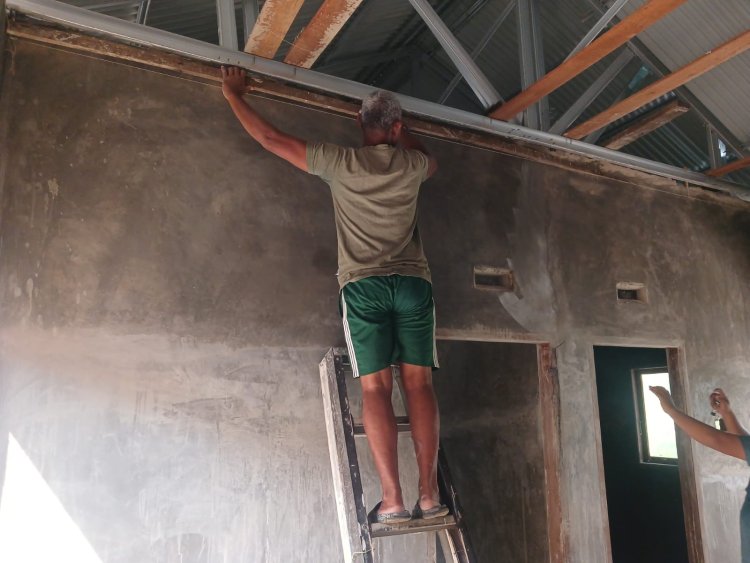 Satgas TMMD Ke-127 Kodim 0301/Pekanbaru Pasang Rangka Plafon Rumah Yudarfis, Siapkan Hunian Aman dan Nyaman