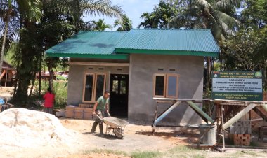 Atap Hijau Terpasang, Pembangunan Rumah Anismar Lewat TMMD ke-127 Kodim 0301/Pekanbaru Hampir Rampung