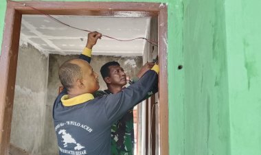 Satgas TMMD ke-127 Kodim 0301/Pekanbaru Pasang Instalasi Listrik, Rumah Yudarfis Kembali Terang