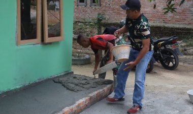 Percepat Penyelesaian RTLH Sarianis, Satgas TMMD ke-127 Kodim 0301/Pekanbaru Cor Teras Rumah