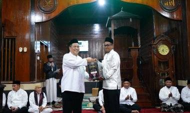 Safari Ramadan Perdana di Rokan Hulu, Plt Gubernur Riau SF Hariyanto Serahkan Berbagai Bantuan