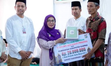 Wabup Kampar Safari Ramadan di Desa Sungai Lipai, Serahkan Santunan Anak Yatim Hingga Bantuan Rumah Ibadah