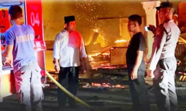 Pasar Lama Pekan Tebih Rohul Terbakar, Lebih 20 Rumah Hangus, Wakil Bupati Rohul Ikut Padamkan Api
